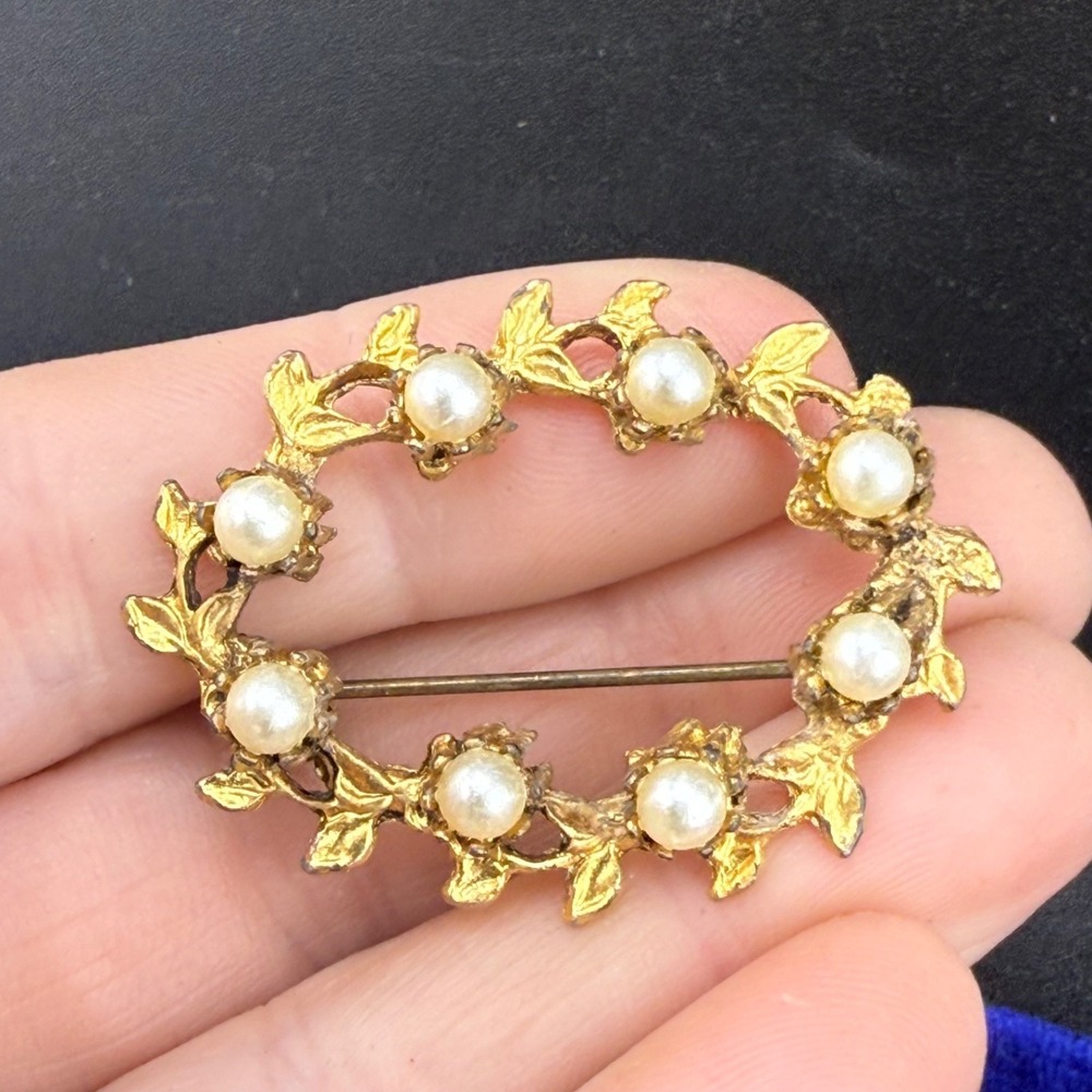 Vintage Estate Brooch Gold Tone Faux Pearl Wreath‎ Leaf Textured Oval